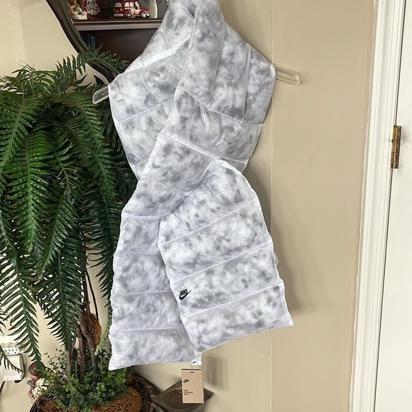 Brand New Nike Insulated Scarf Thermore Eco Down Fiber Thermal Gray White Marble